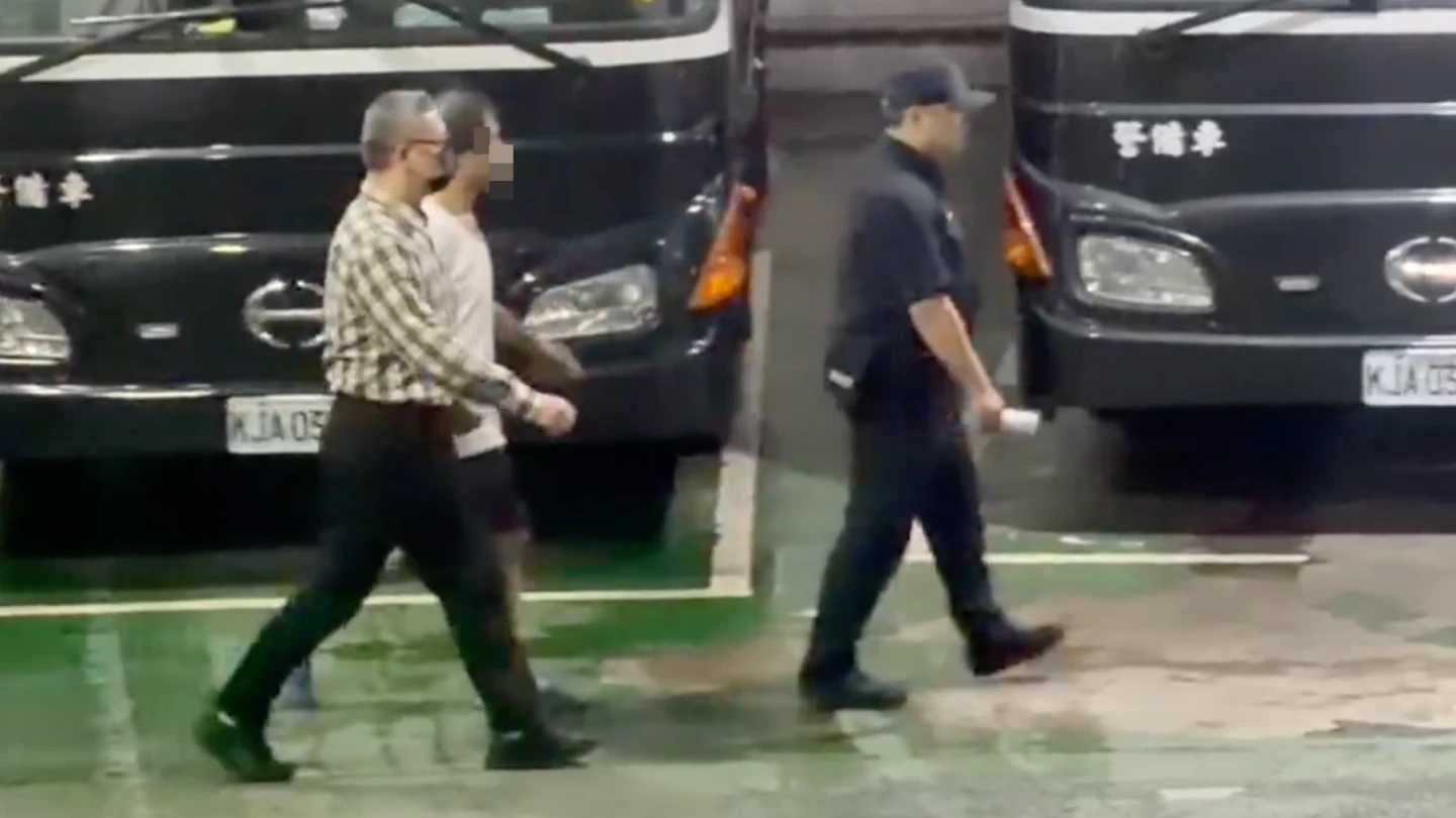 台大名醫鄭文芳加拿大落網!涉下藥性侵3女潛逃 回台上銬收押畫面曝