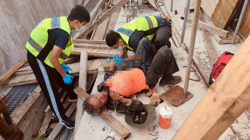 台東縣蘭嶼鄉21日下午發生一起工安意外,一名工人被瞬間強風吹倒,鋼筋意外從背部穿入、胸口穿出,救護人員馳援,剪斷鋼筋後將人送往蘭嶼衛生所救治。(台東縣消防局提供)中央社