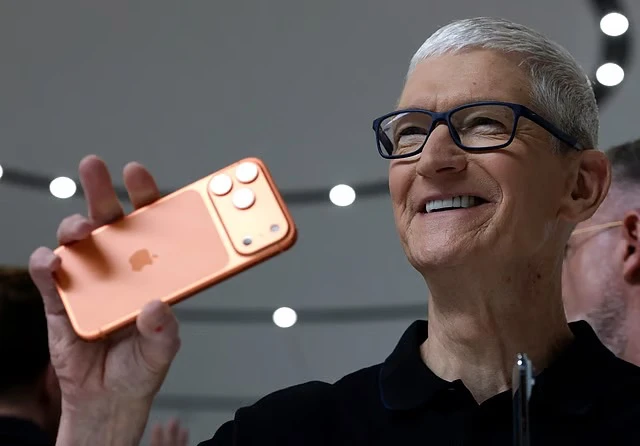 iPhone 17系列銷售開紅盤,令執行長庫克與蘋果投資人感到振奮。法新社