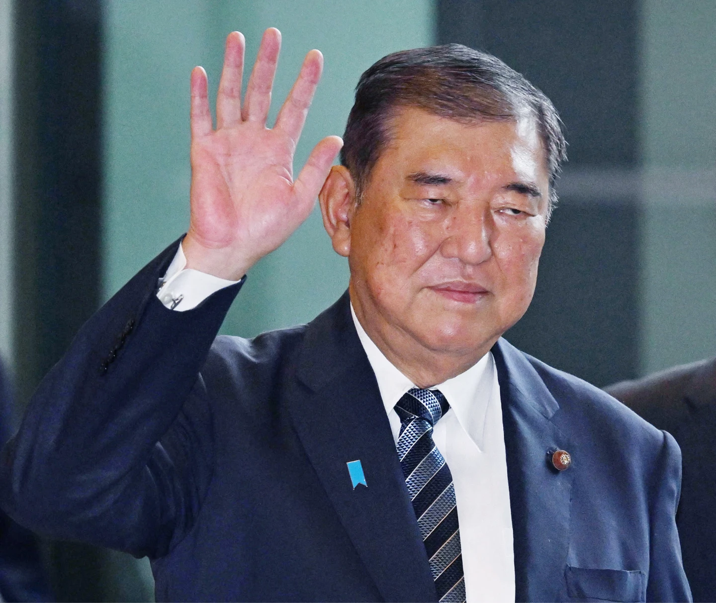 石破茂10月21日一早最後一次以日本首相身分抵達官邸,揮手向眾人致意。法新社