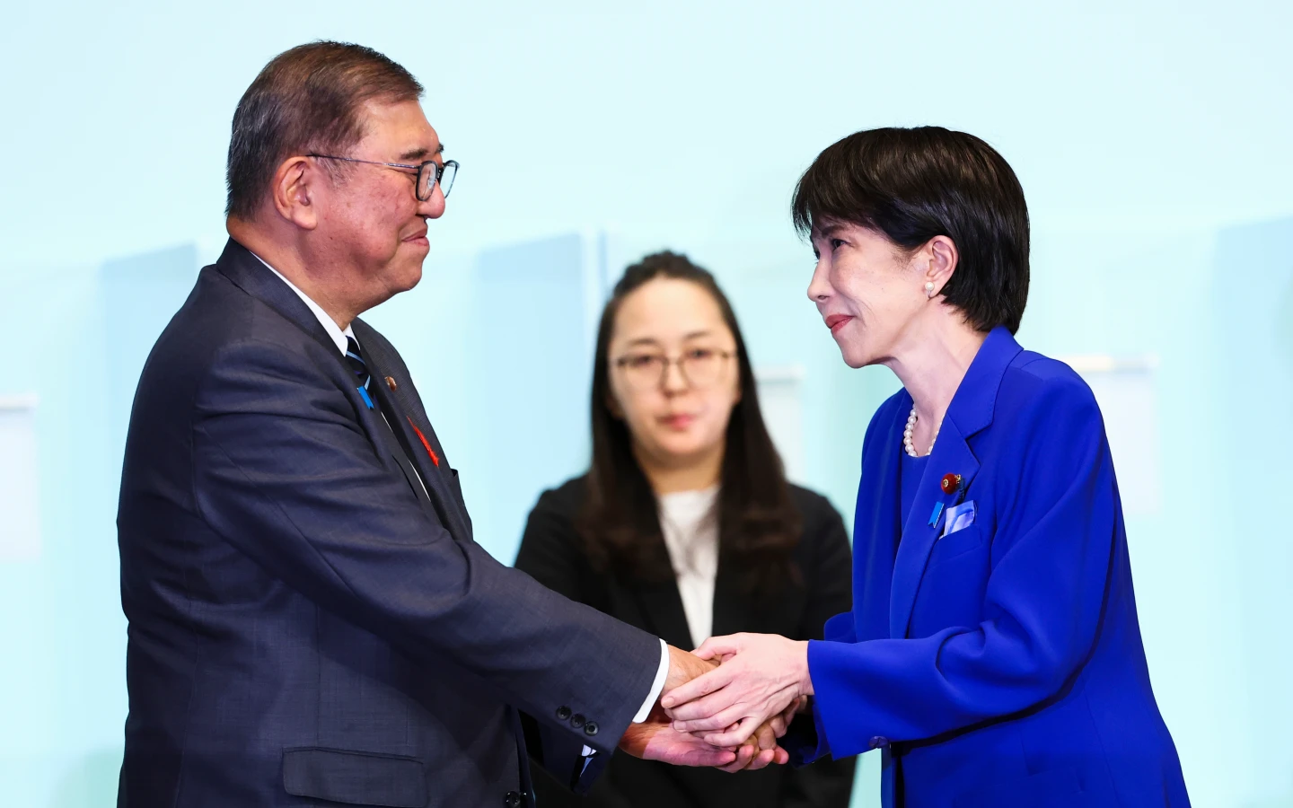 石破茂10月21日卸任日本首相,將由高市早苗接班。圖為高市4日當選自民黨黨魁,與石破握手。美聯社