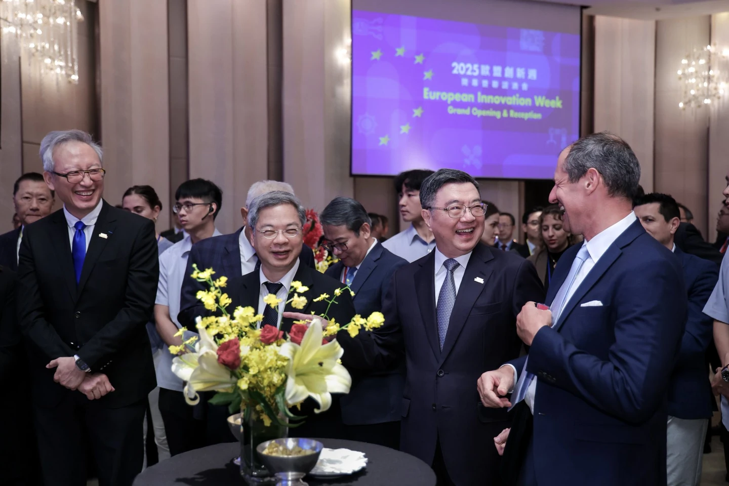 卓榮泰、經濟部長龔明鑫、外交部次長吳志中晚間出席歐盟創新週開幕酒會。政院提供