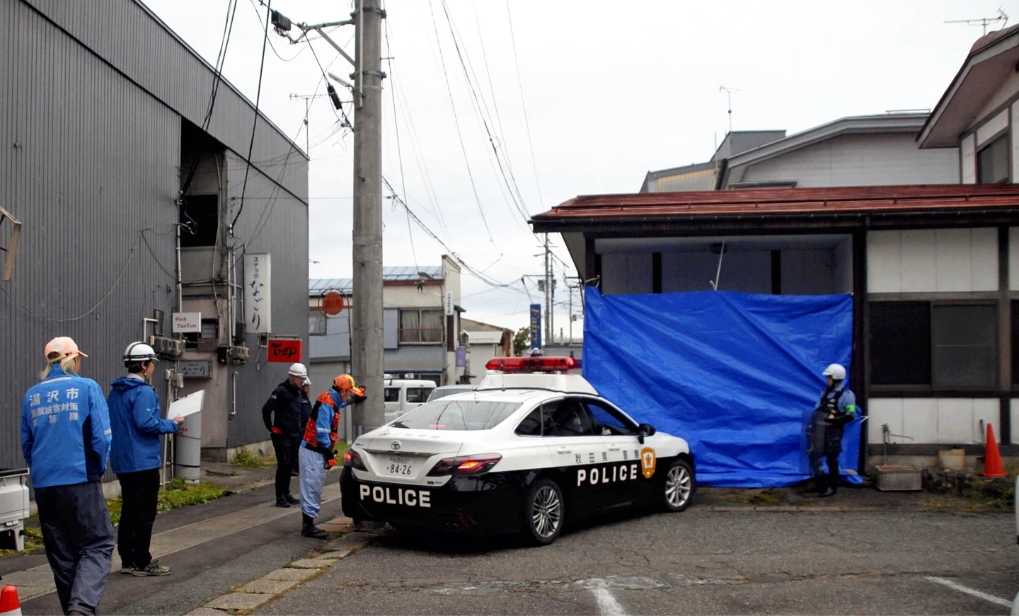 秋田縣湯澤市20日驚傳1頭攻擊4人的熊躲進其中1名受害人家中,警方從昨天就守在外面思考要怎麼捉熊。法新社