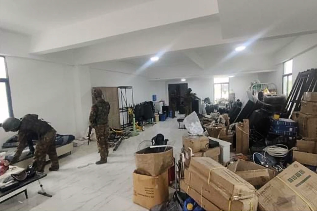 緬甸軍方10月19日提供的圖片顯示,士兵突襲了位於緬甸米瓦迪的網路詐騙中心KK園區。美聯社