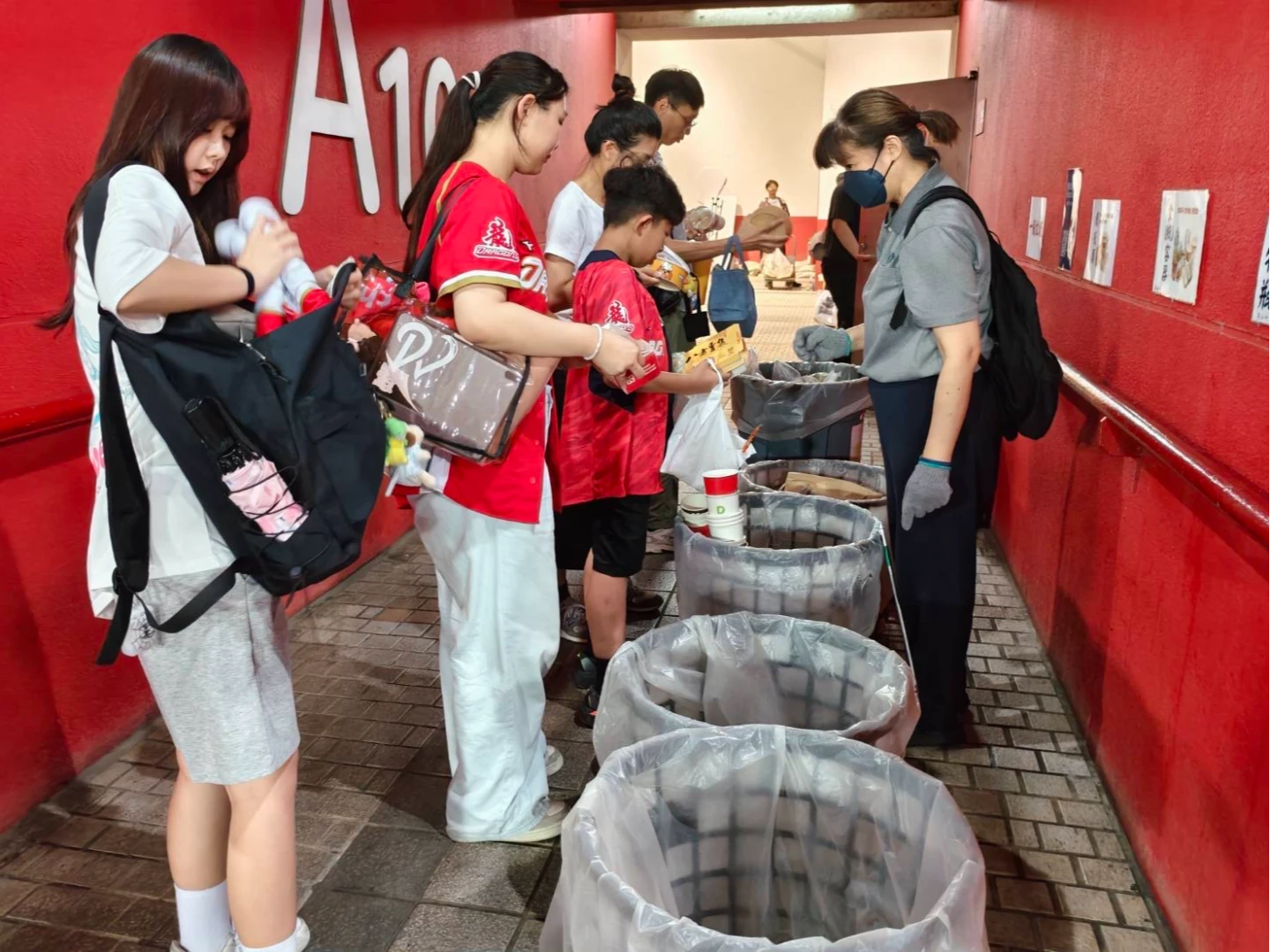 味全龍於主場設置環保教育站,協助球迷進行垃圾分類與資源回收。味全龍提供