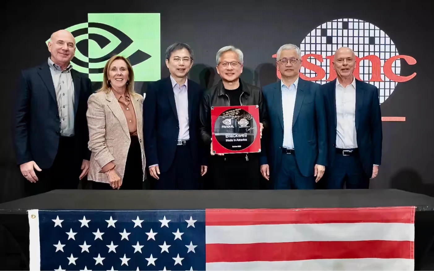 黃仁勳慶祝美製Blackwell誕生。輝達提供