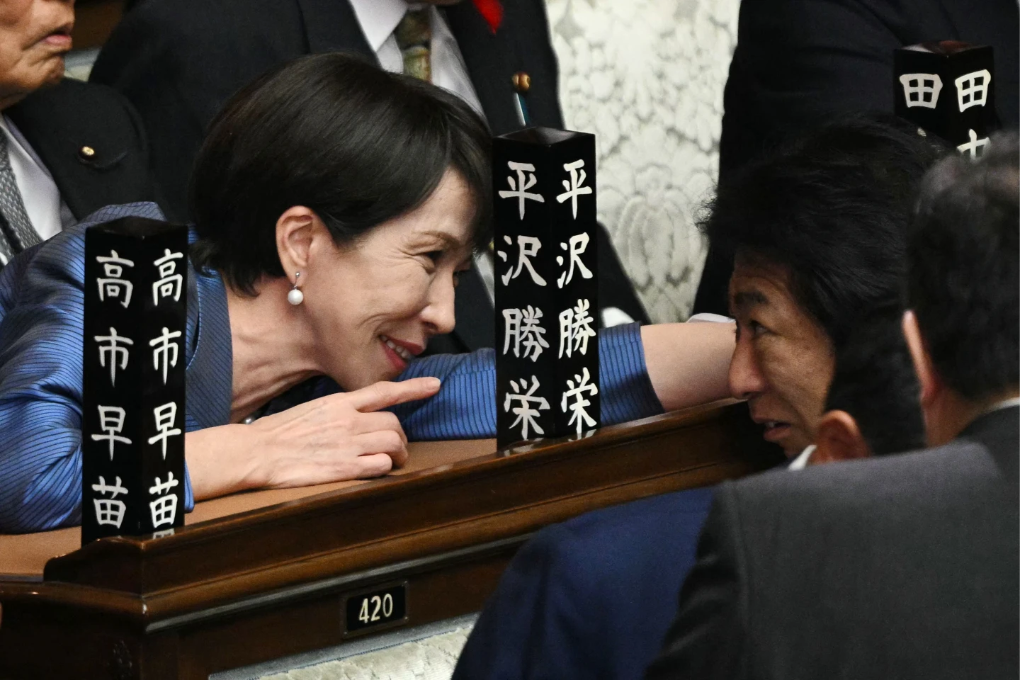 高市早苗10月21日在臨時國會開始之前,與議員對話。法新社