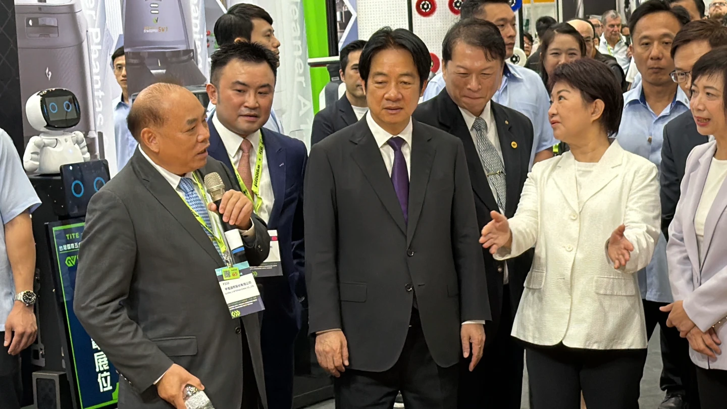 總統賴清德聽取業者講述產品優勢。王煌忠攝