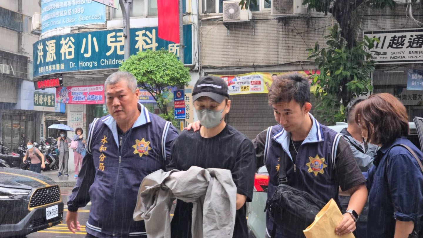 張書偉涉逃兵遭帶回。翻攝畫面