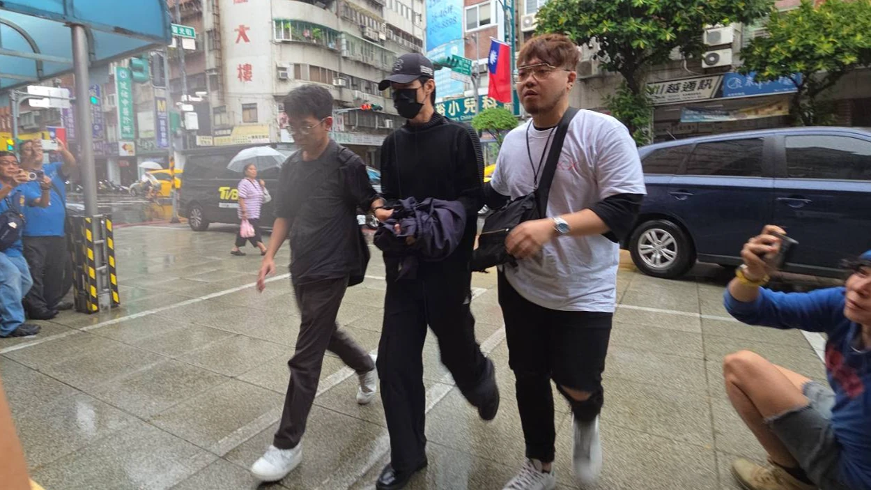 廖允杰被上銬帶回。曾伯愷攝