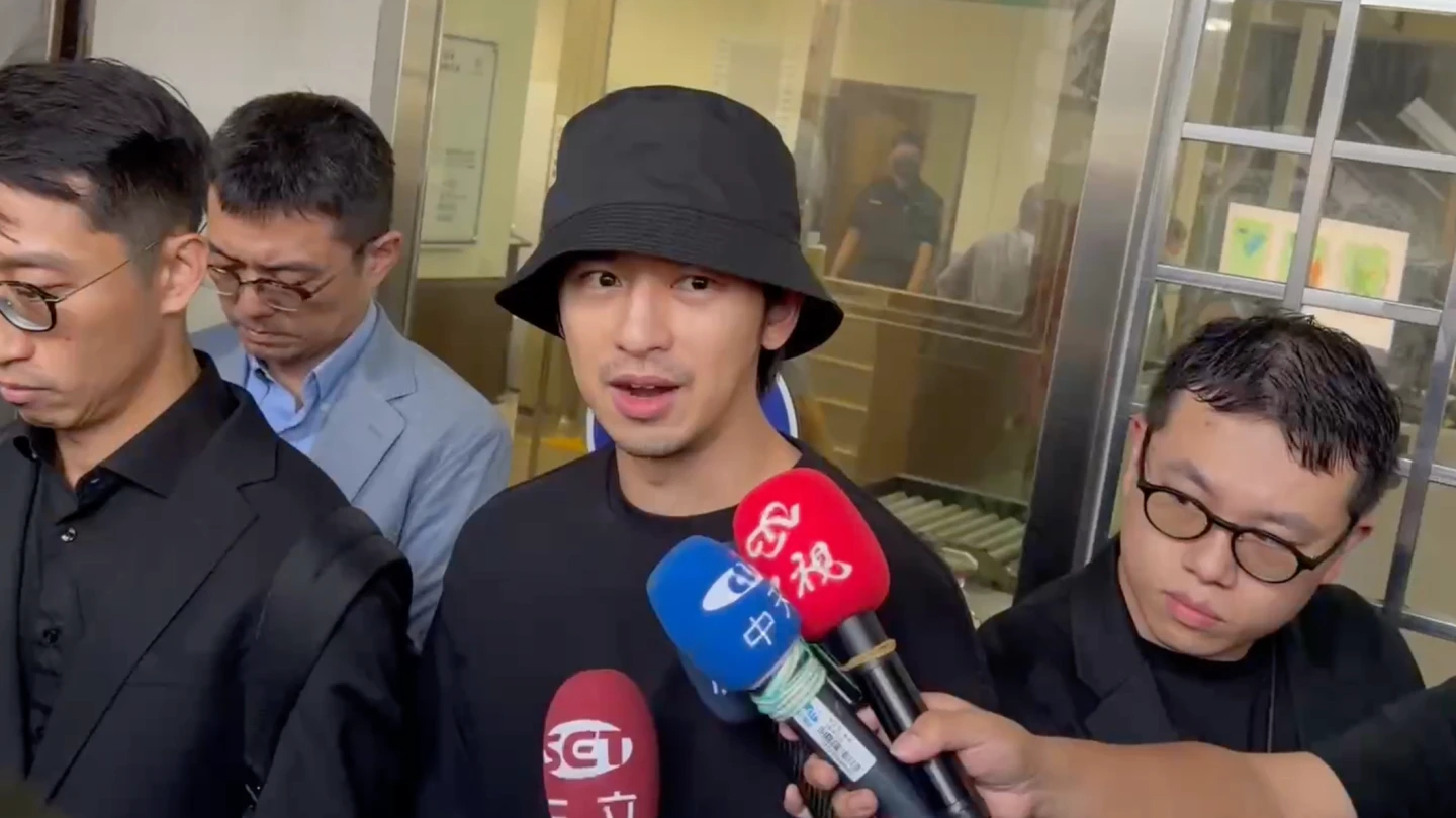 藝人陳柏霖涉嫌逃兵役,檢察官複訊後諭令50萬元交保。丁牧群攝