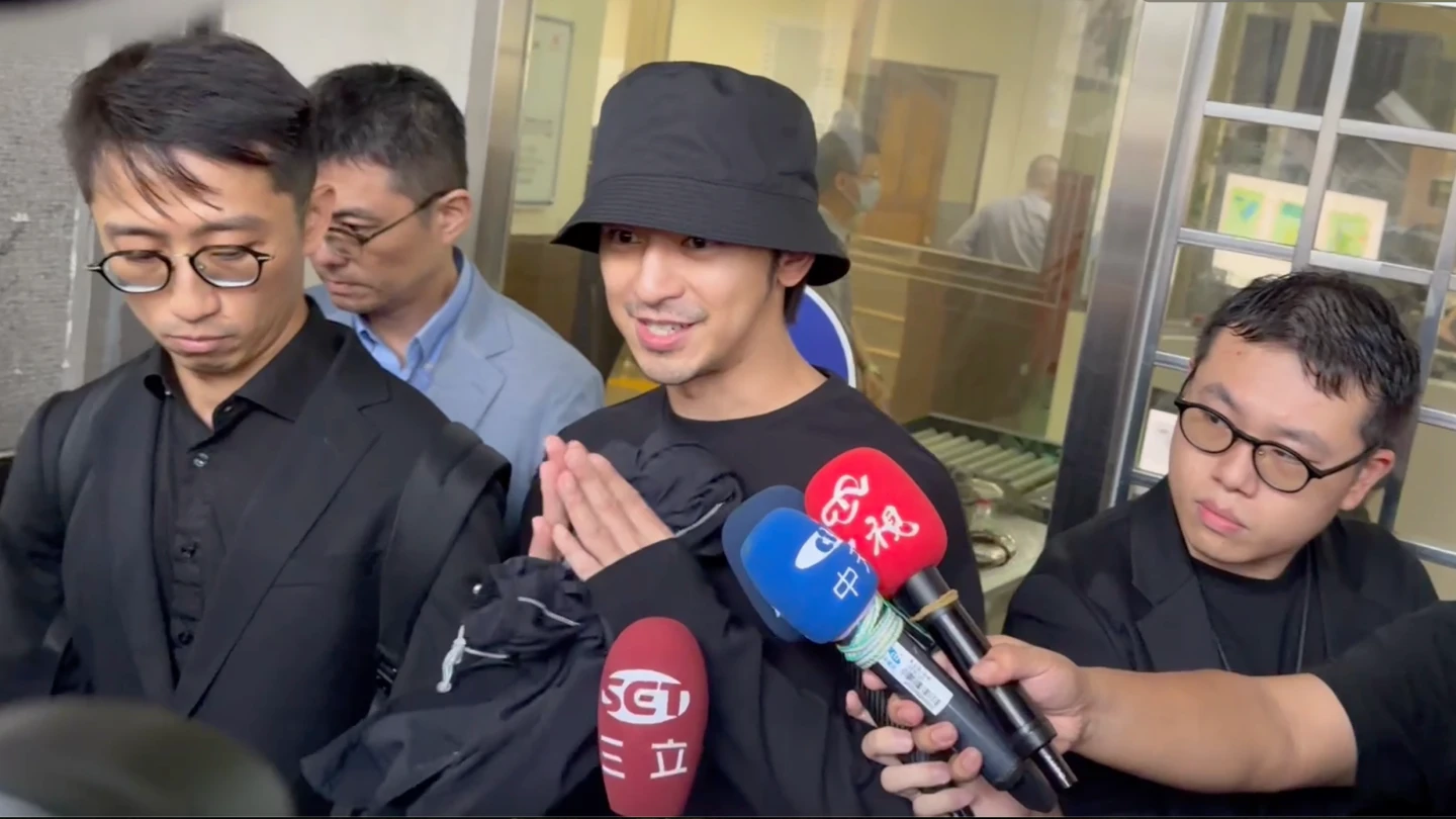 陳柏霖50萬元交保笑著說,謝謝檢察官讓他有機會面對自己年少做的取巧荒謬選擇。丁牧群攝