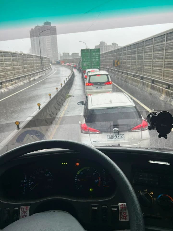 當地人上班被困在車陣中。取自臉書社團「汐止集團」