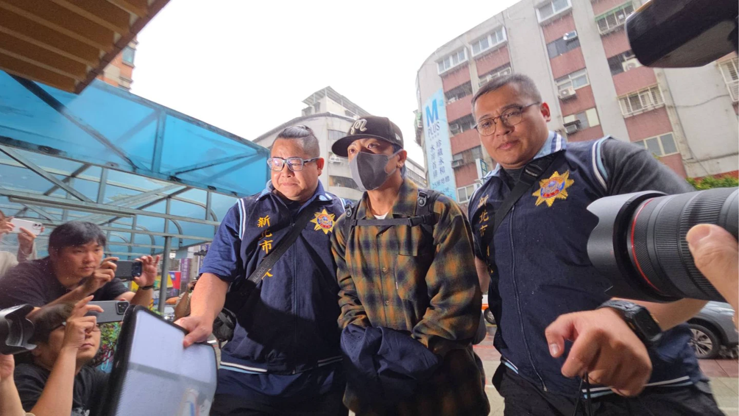 藝人坤達閃兵遭拘提,上午8時20分左右帶回永和分局偵詢。曾伯愷攝