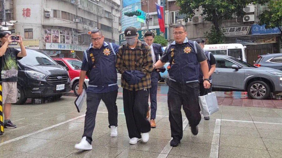 坤達抵達永和分局應詢。曾伯愷攝