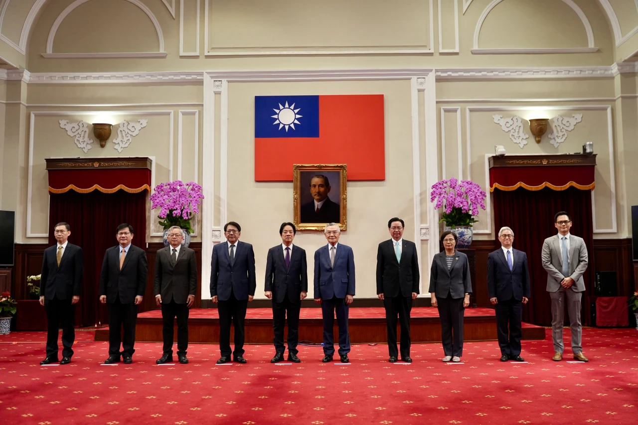賴清德跟亞太經濟合作經濟領袖會議代表團合影。梁建裕攝
