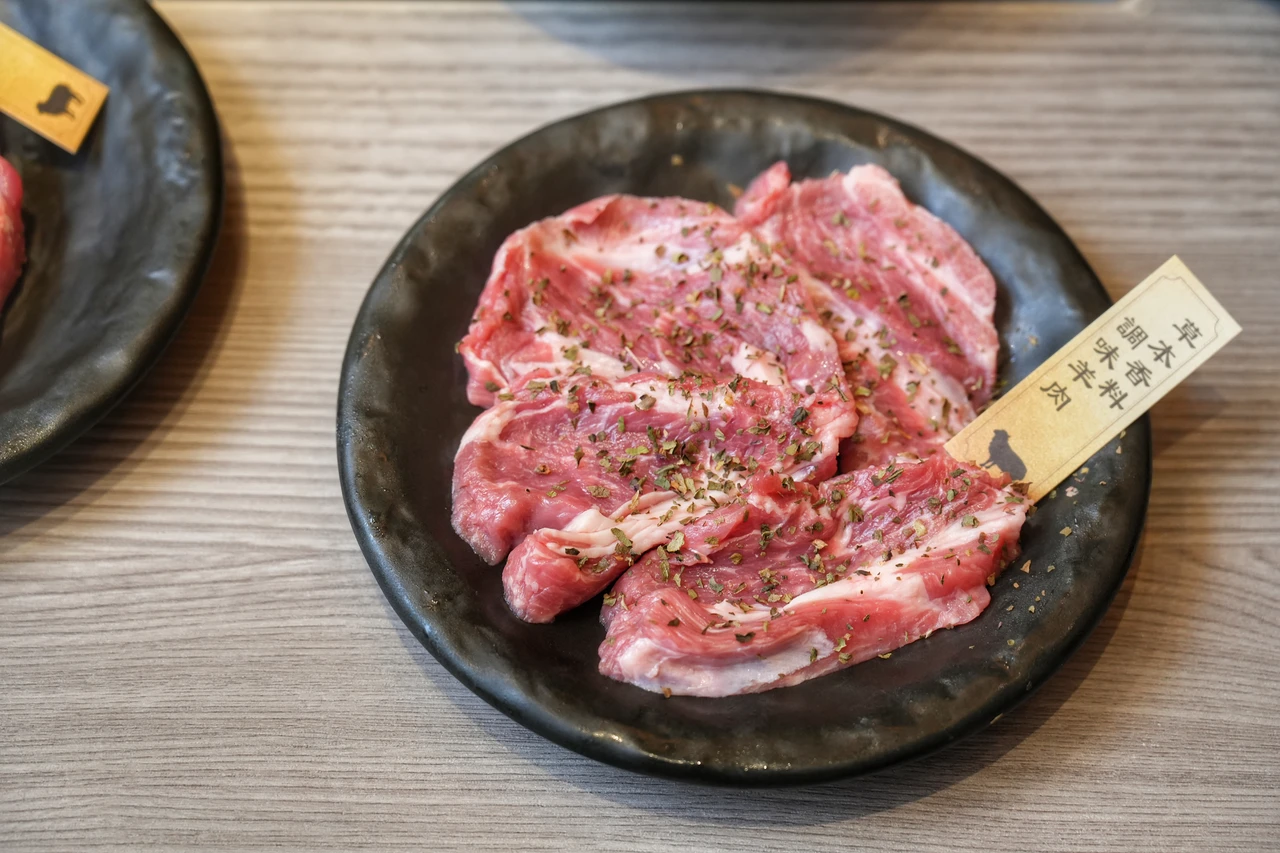 草本香料調味羊肉290元。葉志明攝