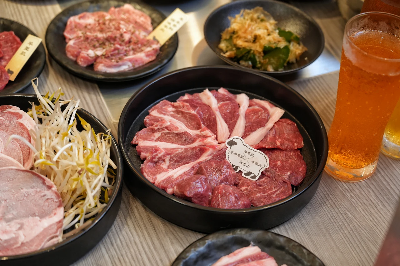 「大黑拼盤750元」一次網羅四大經典部位(羊肩里肌、羊里肌、羊腿肉、羊菲力)。葉志明攝