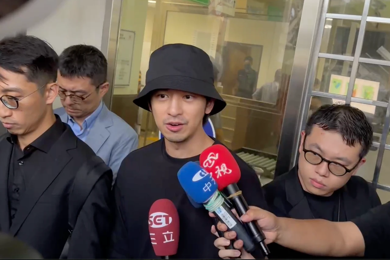 藝人陳柏霖涉嫌逃兵役,檢察官複訊後諭令50萬元交保。丁牧群攝