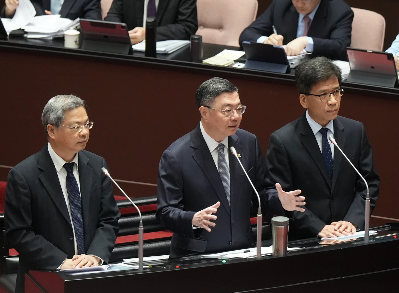行政院長卓榮泰、經濟部長龔明鑫、金管會主委彭金隆於立法院會接受質詢。梁建裕攝