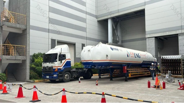 欣鑫天然氣公司以自有槽車採陸運模式,提供天然氣臨時供氣服務,確保供氣安全及品質穩定。欣鑫天然氣提供