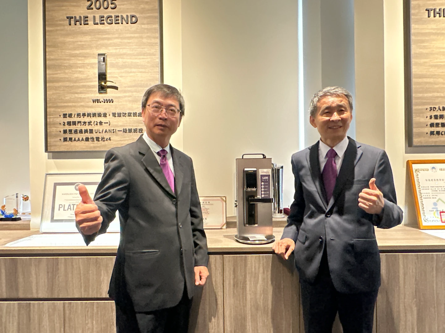 左起華豫寧總經理黃炳順及董事長連智民和公司高階電子門鎖。蕭文康攝