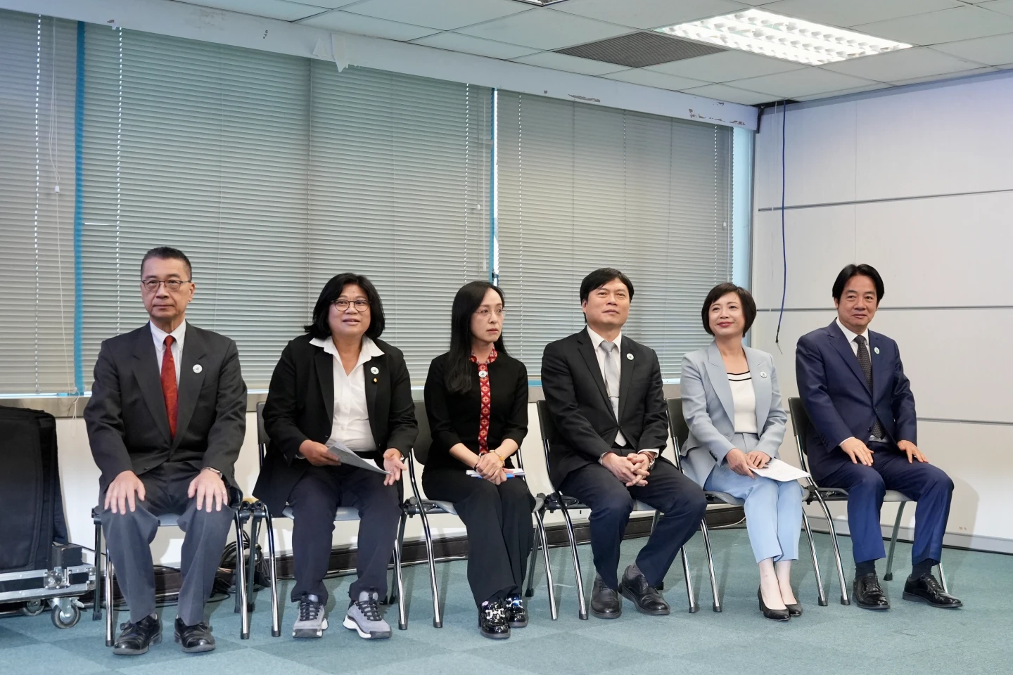 (右起)賴清德、何欣純、林國漳、陳瑩、王美惠、民進黨秘書長徐國勇。梁建裕攝