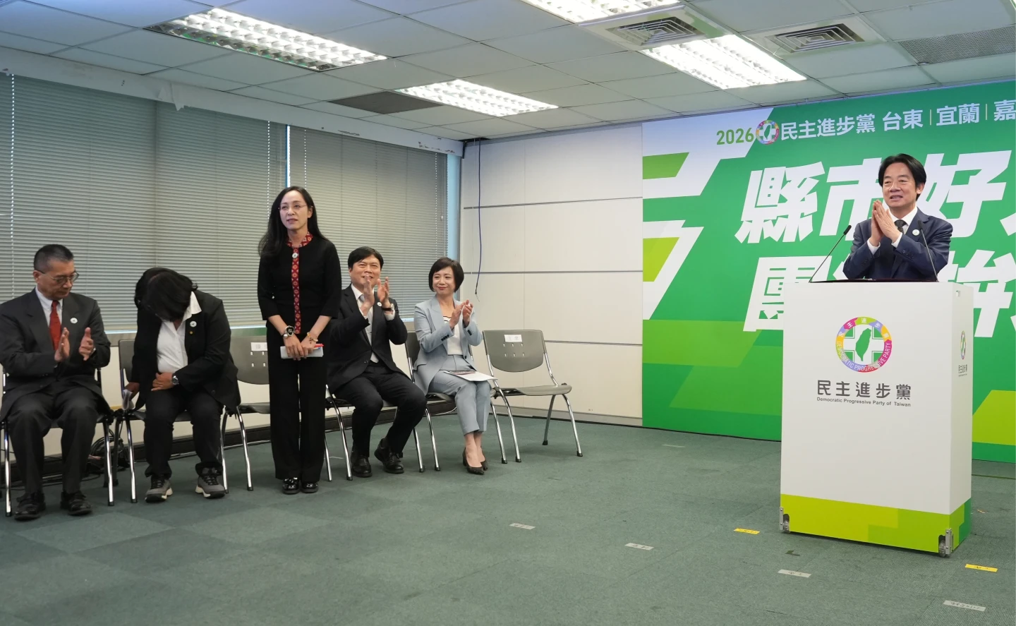 賴清德在記者會上一一介紹候選人。梁建裕攝
