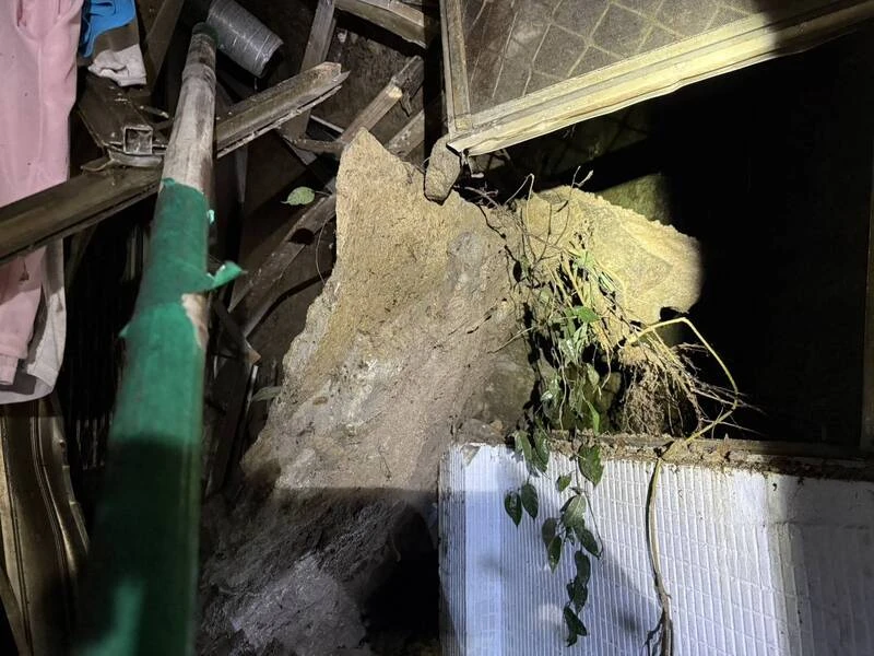 台北市災害防救辦公室表示,根據台北市工務局大地工
程處回報,文山區景華街128巷86號附近邊坡崩塌案,經評估邊坡持續崩塌中,截至22日0時撤離11戶31人。中央社(翻攝照片)