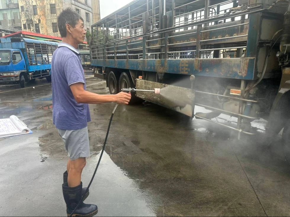 運豬車離場前消毒狀況。新北市農業局提供
