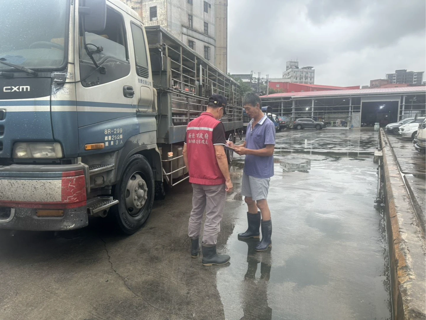 稽查小組稽查運豬車。新北市農業局提供