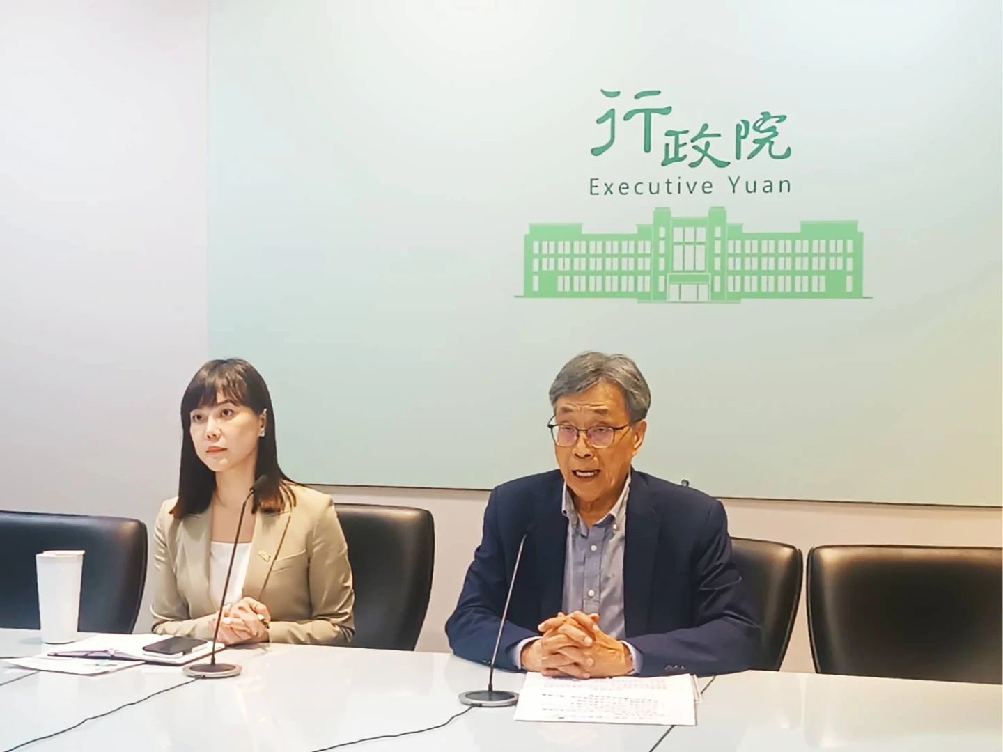 陳駿季及政院發言人李慧芝向媒體轉述。施智齡攝