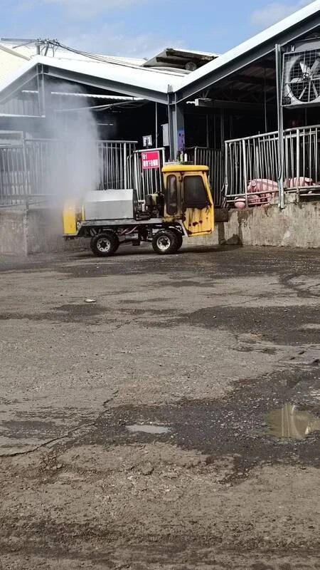 雲林縣肉品市場22日早上完成繫留欄和場區消毒,目前市場內尚有2000頭豬隻待宰,市場正在與豬農溝通如何處置。(肉品市場提供)中央社