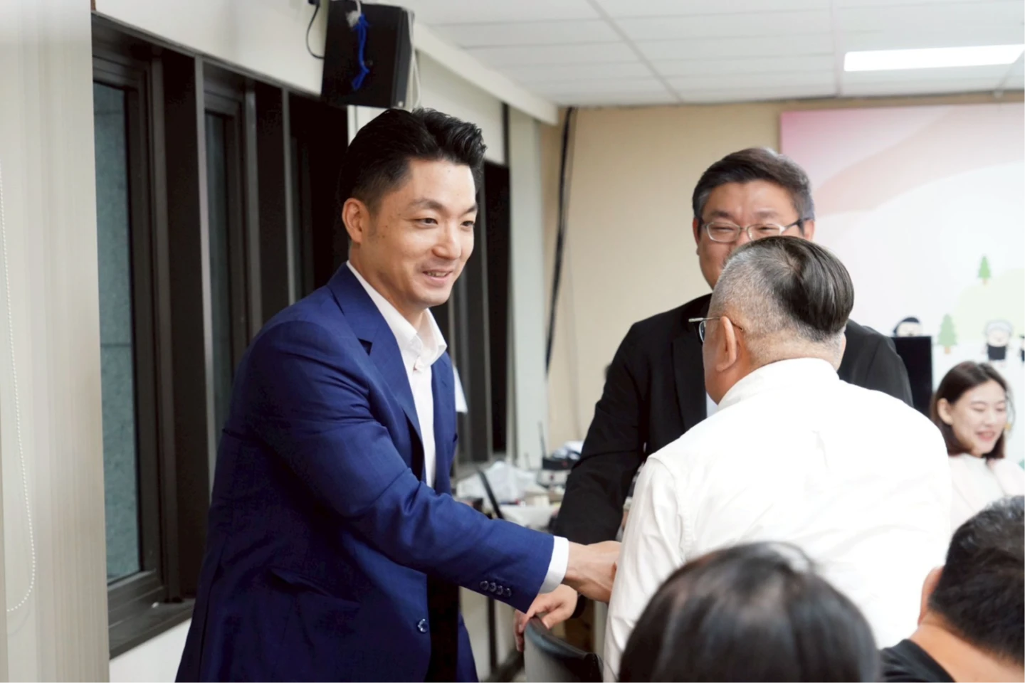 蔣萬安抵達民進黨團會議室,洪健益喊「咕嚕咕嚕市長」。北市府提供