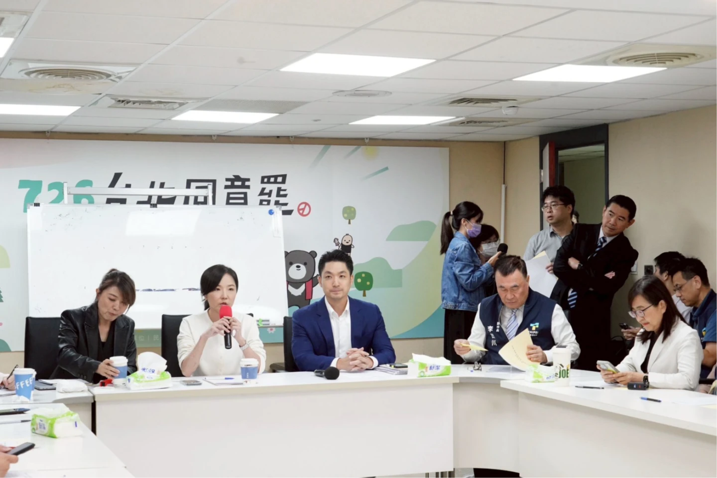 蔣萬安拜會民進黨團,說明重大議法案。北市府提供