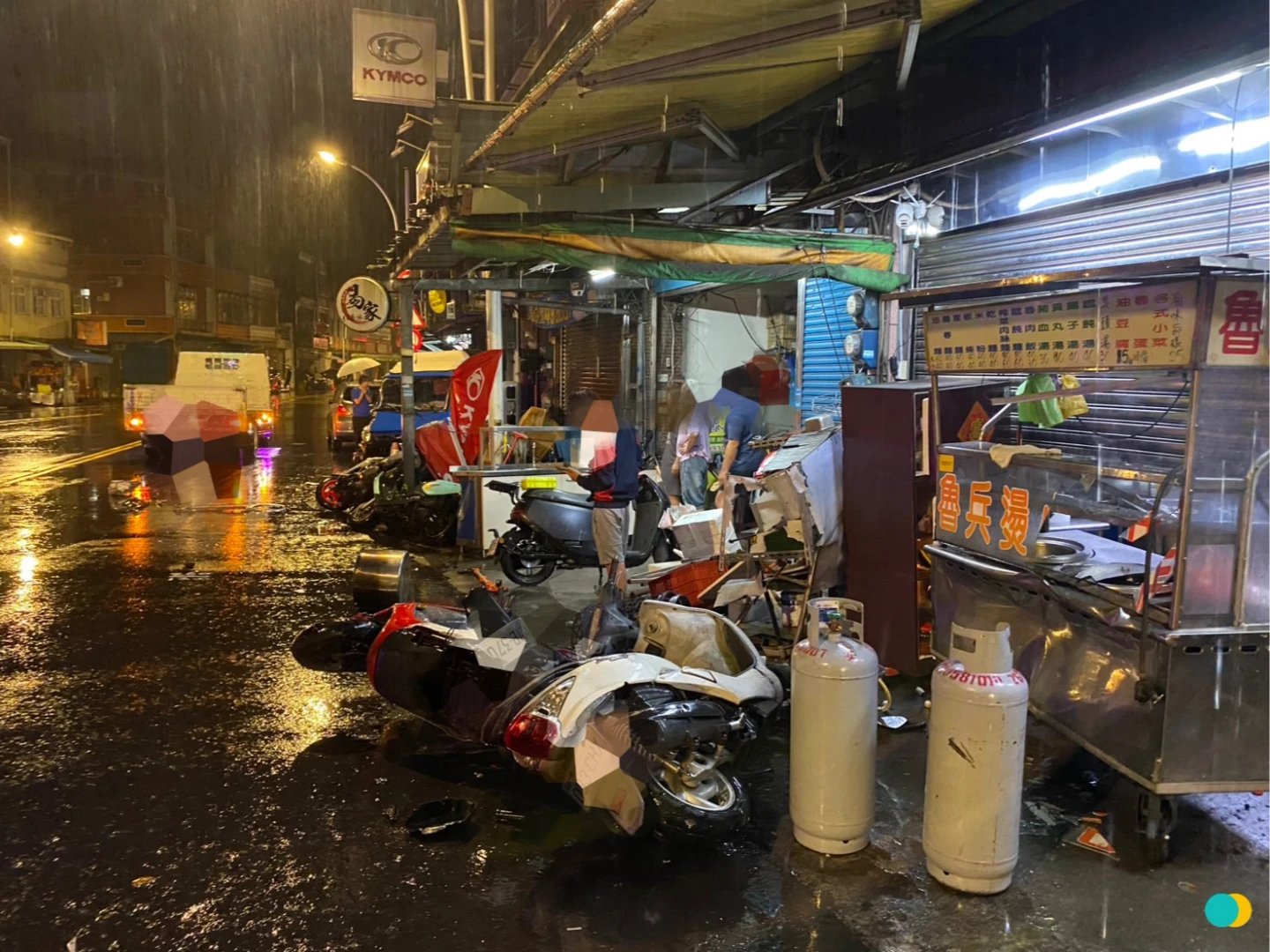 車禍現場連攤車也受損。翻攝畫面
