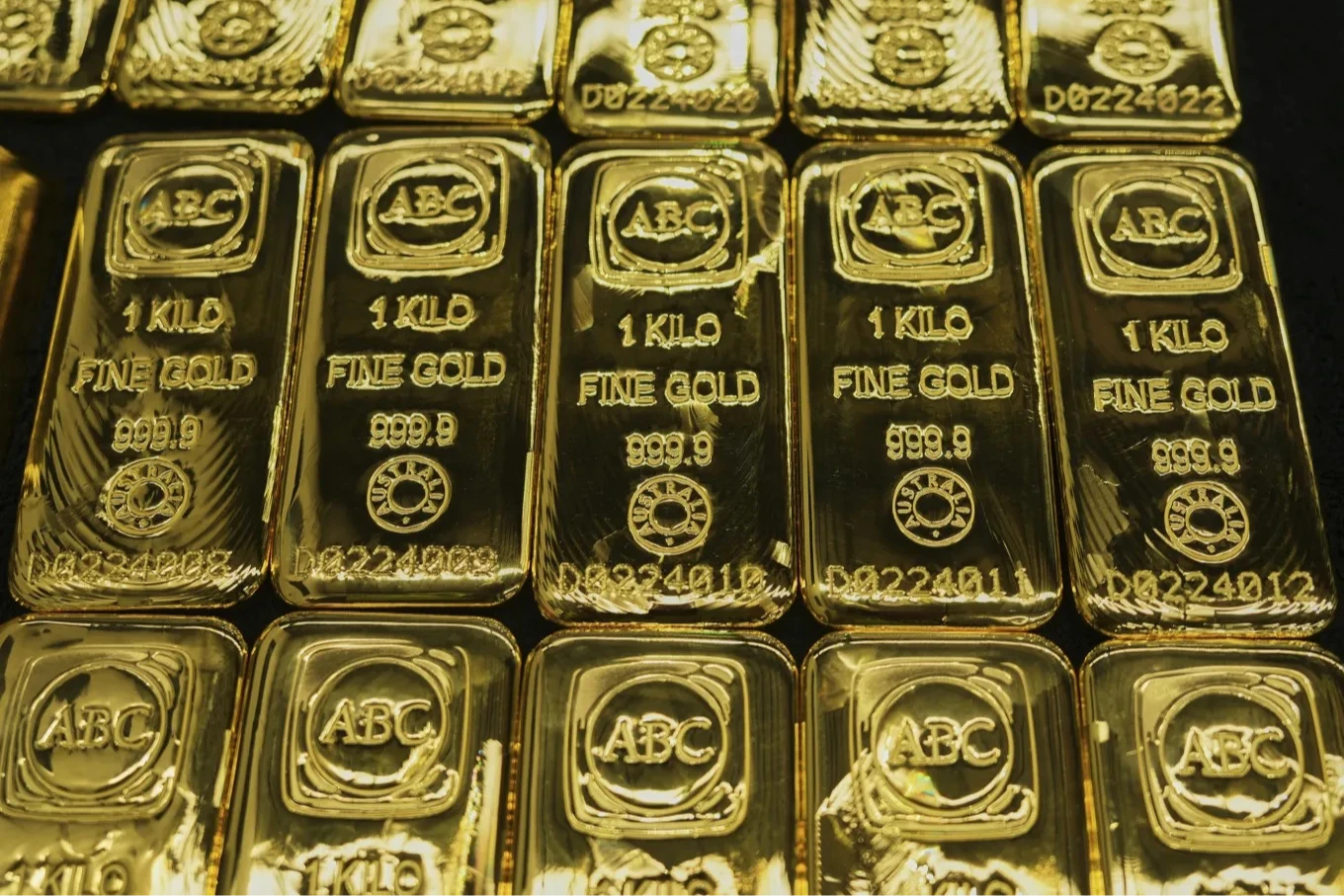 美擴大公債回購引爆金市　現貨黃金直逼4500美元大關