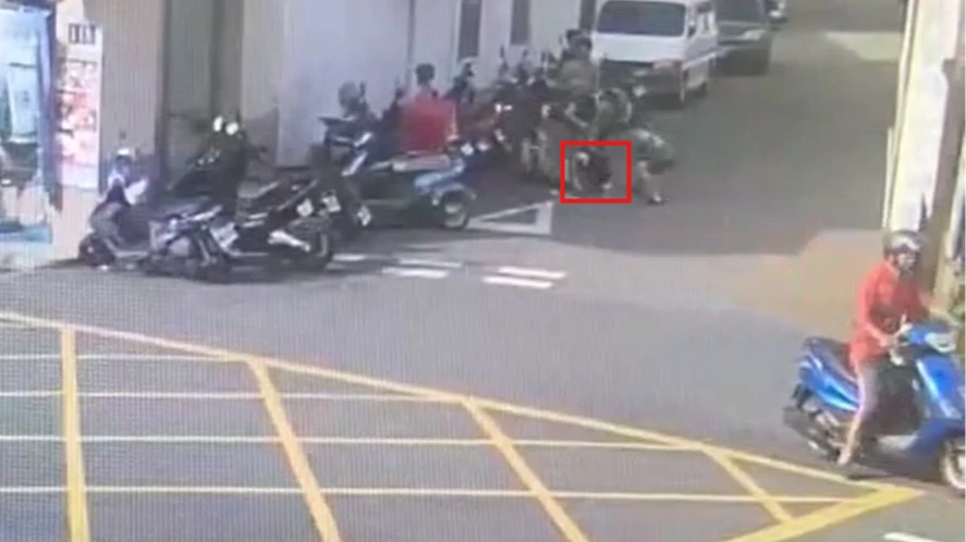 台中大甲分局偵辦詐騙案,逮捕出面取款的馬來西亞籍林姓男車手。警方提供
