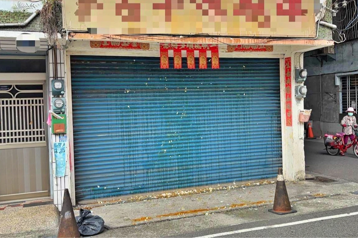 網友夜襲蛋洗店面。民眾提供