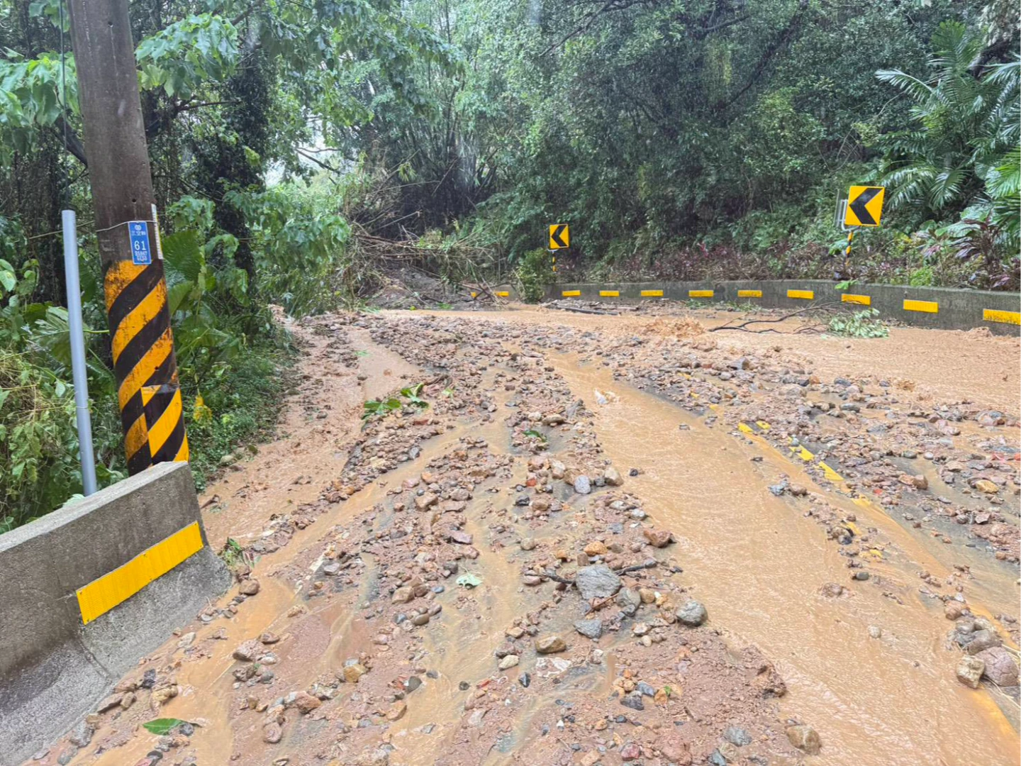 新北市淡水區坪頂路今天上午發生土石崩落,逾400米道路成了泥流一片。翻攝畫面