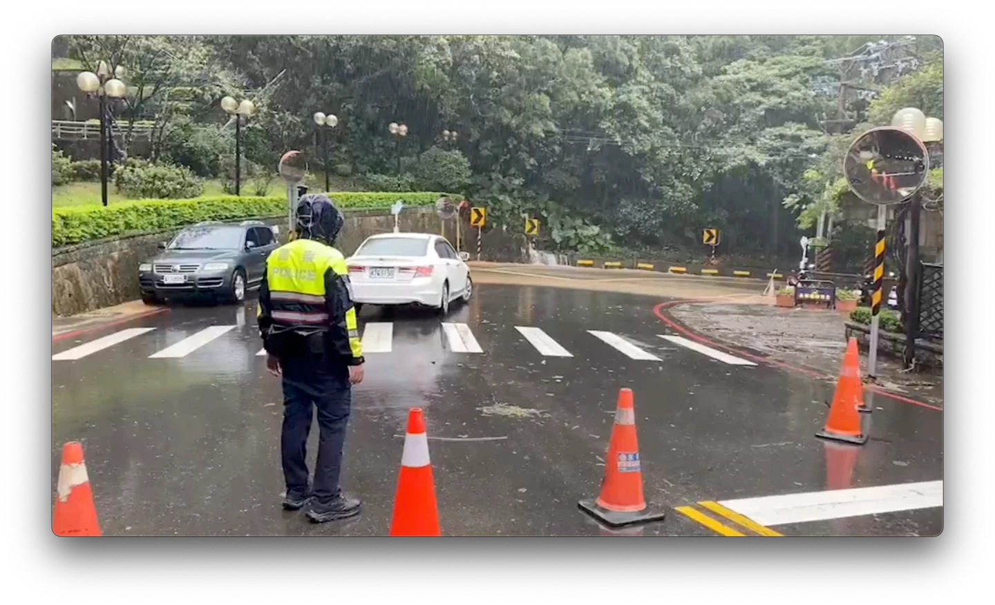 警方封路警戒。翻攝畫面