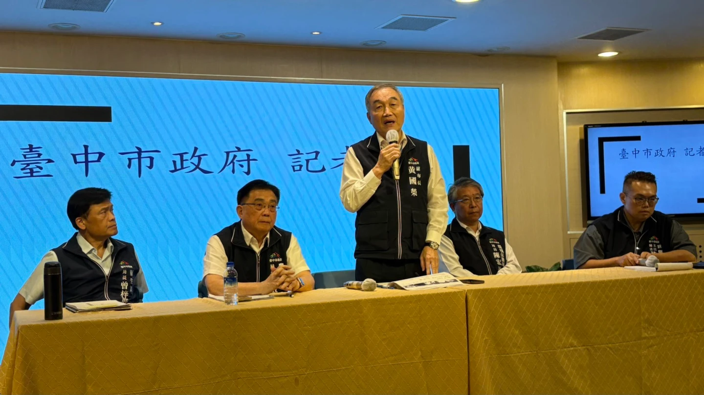 台中市政府下午緊急召開記者會,由農業局長張敬昌親上火線說明採檢時序。民眾提供