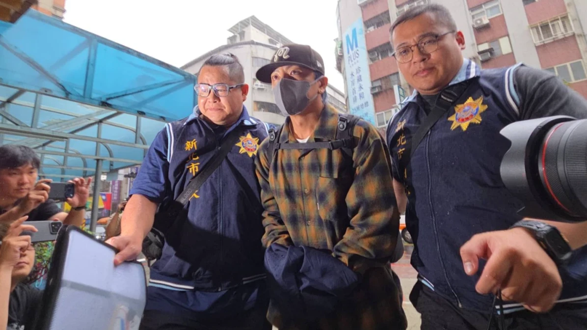 檢警今天清晨前往機場拘提坤達到案,上午8時許帶回永和分局偵訊。曾伯愷攝