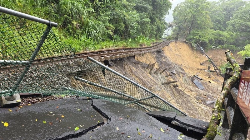 雨勢持續,台鐵平溪線路基掏空,流失約100公尺。台鐵將邀集專家學者現場勘查後續邊坡緊急加固工法,待天氣穩定後開始施作。讀者提供。中央社