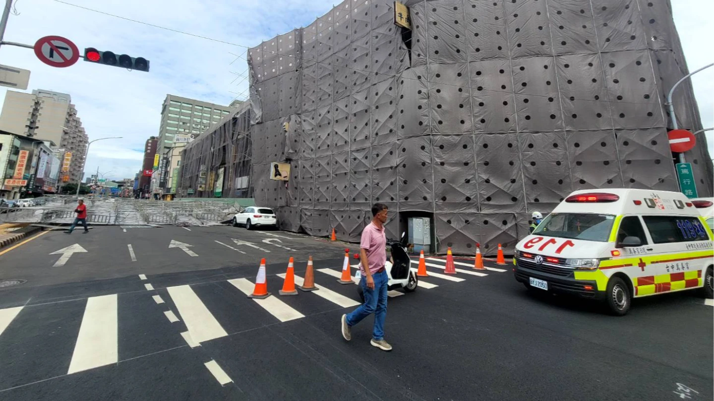 台中市北區五權路與篤行街口一處建築工地,下午發生鷹架倒塌事故,造成行經騎士受傷送醫。中市消防提供,