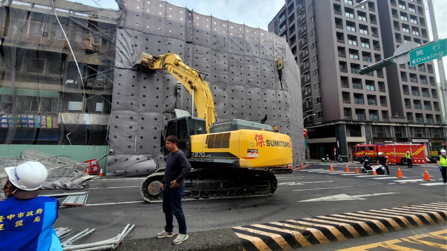 事故現場出動怪手支撐剩餘鷹架。民眾提供