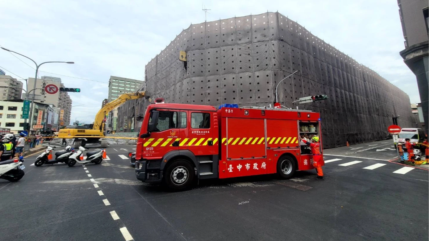 鷹架倒塌現場道路封閉,警消人員戒護。中市消防提供