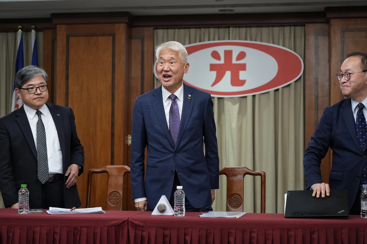 新壽董事長魏寶生(中)今宣布與北市府合意解約。葉志明攝