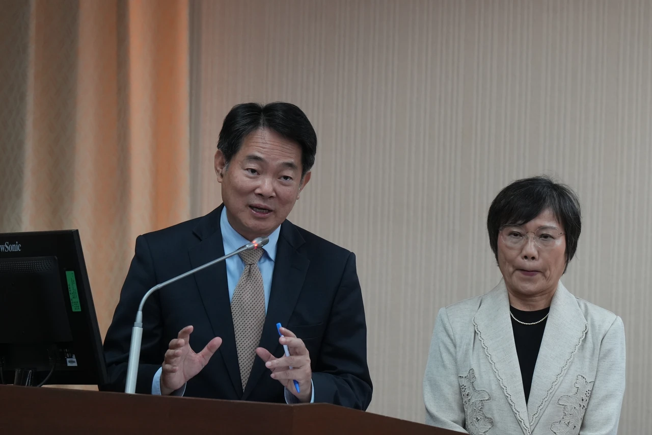 內政部長劉世芳(右)、役政司長沈哲芳(左)。梁建裕攝