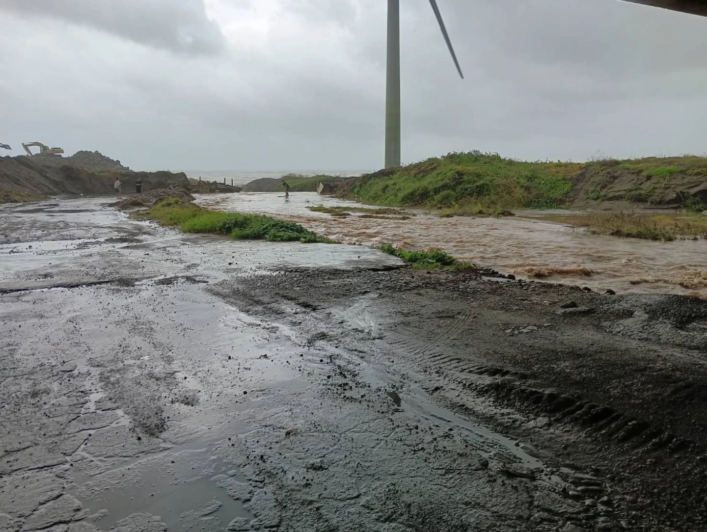 林口出海口溪水淹過路面。翻攝畫面
